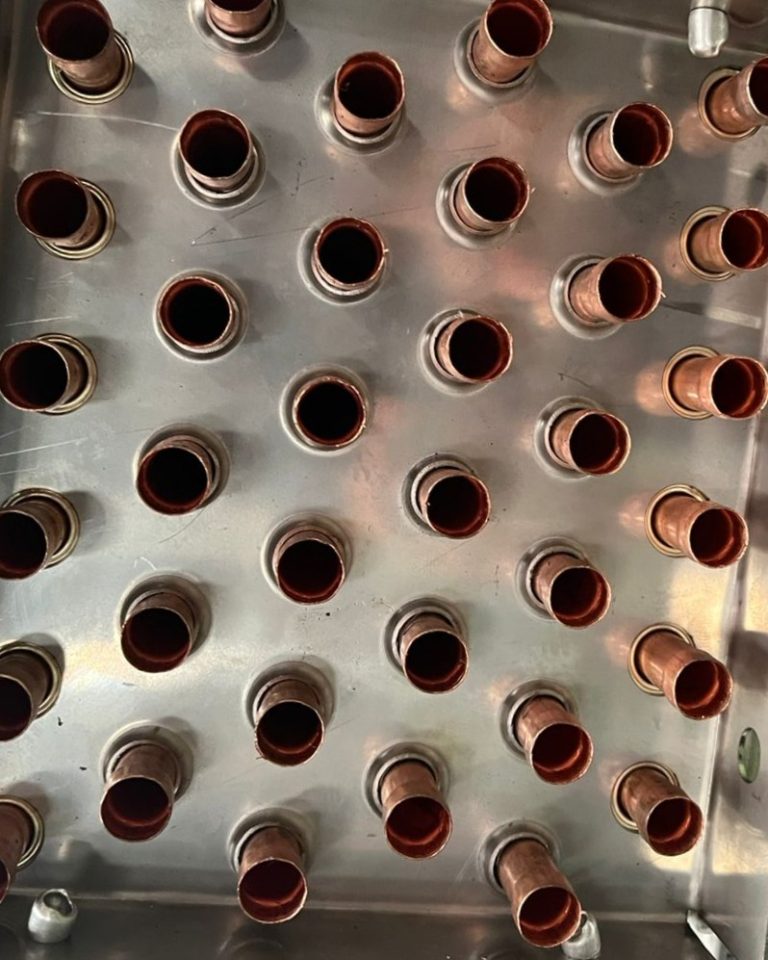 susunan pipa tembaga coil HVAC sebelum pemasangan header