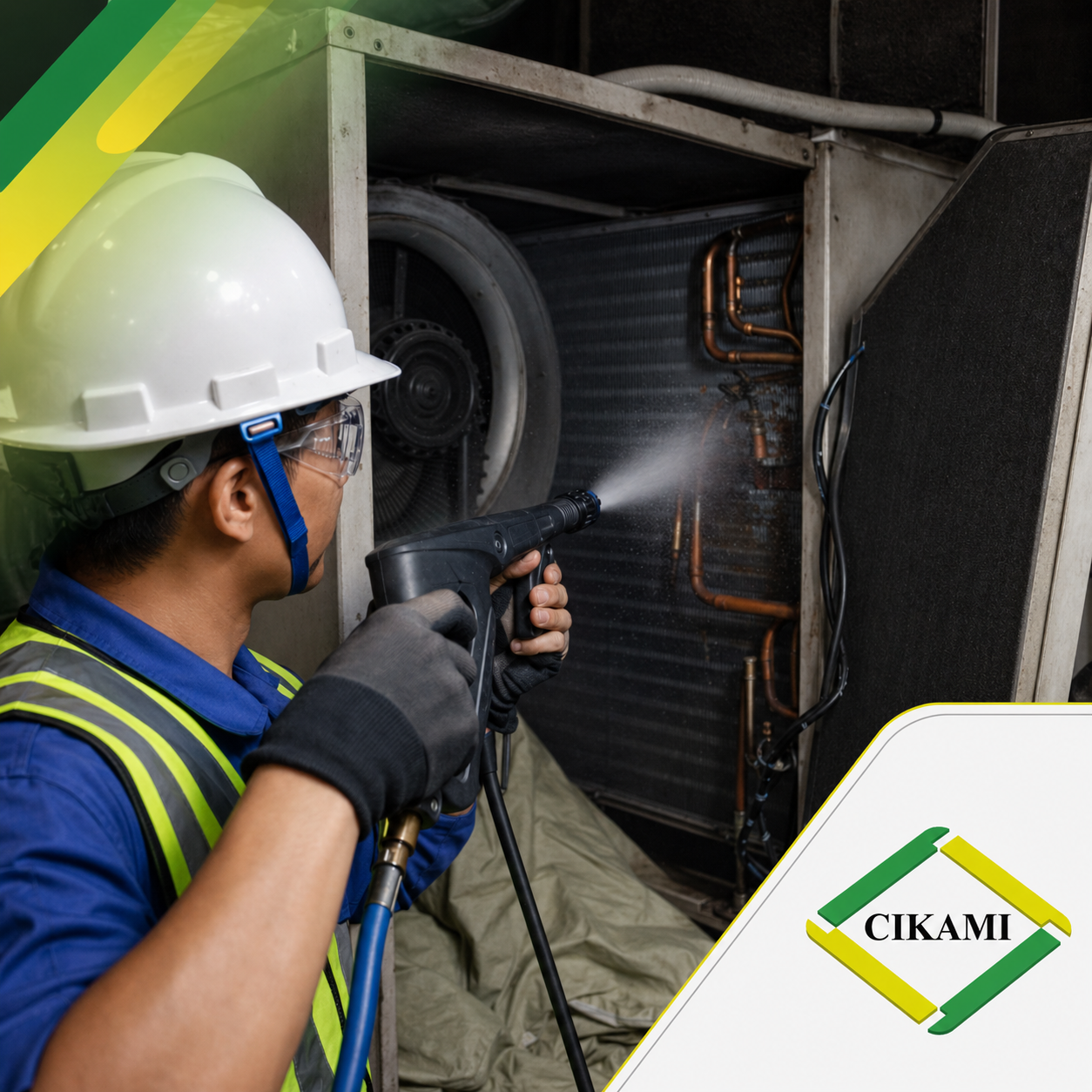 Teknisi HVAC melakukan pembersihan coil dan perawatan unit AC gedung menggunakan spray cleaner