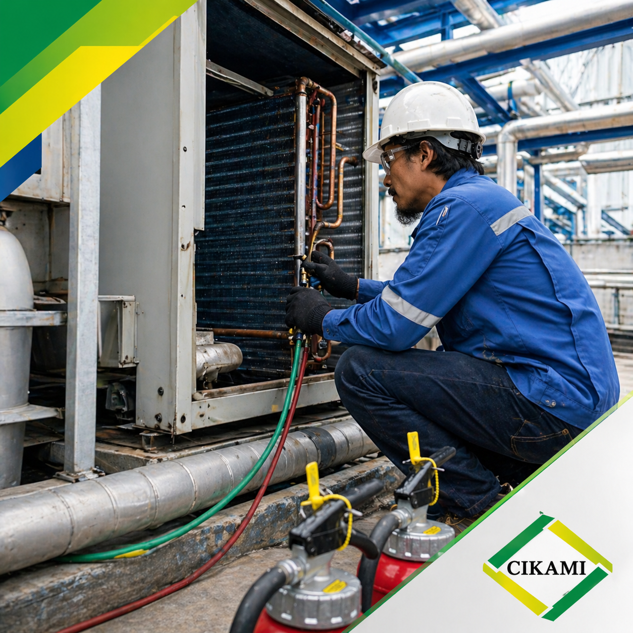 Teknisi HVAC melakukan penggantian dan pengecekan coil DX system pada unit outdoor dengan manifold gauge