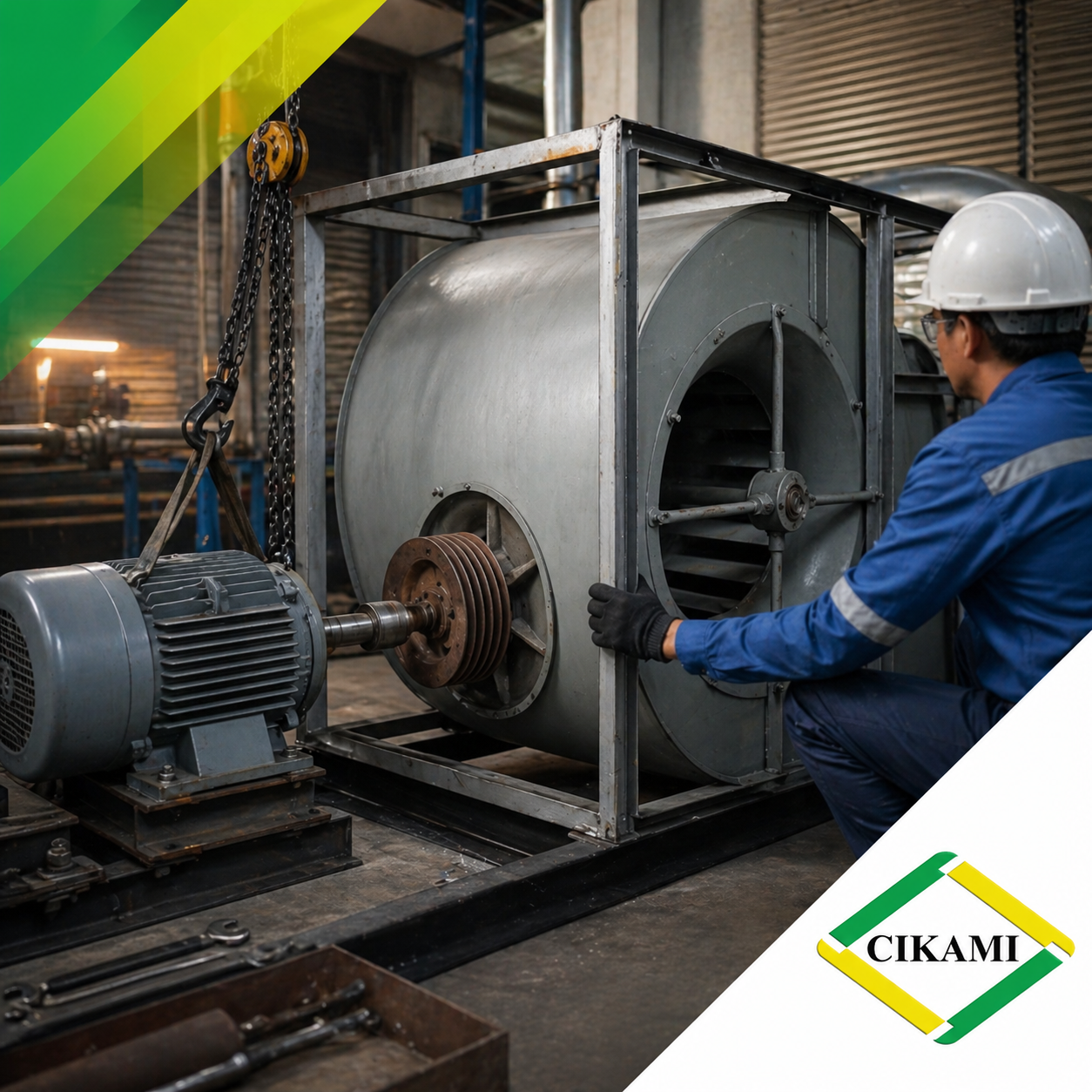Teknisi HVAC melakukan penggantian motor blower dan komponen mekanikal pada unit sistem pendingin